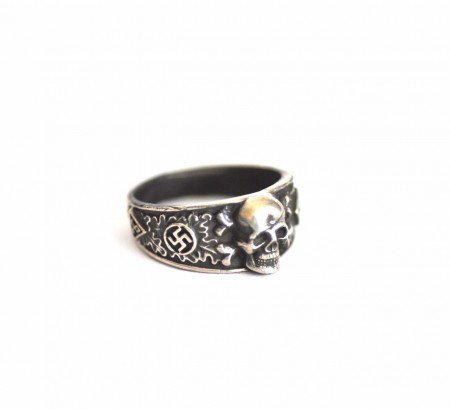/products/silver-officers-ring-totenkopf/
